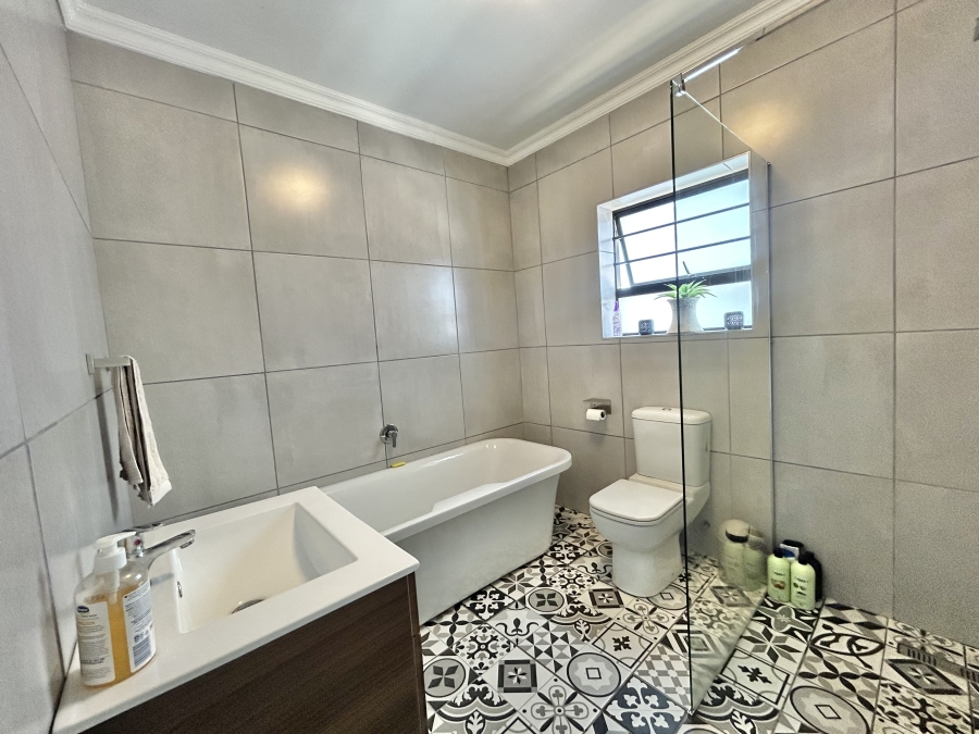 4 Bedroom Property for Sale in Wavecrest Eastern Cape